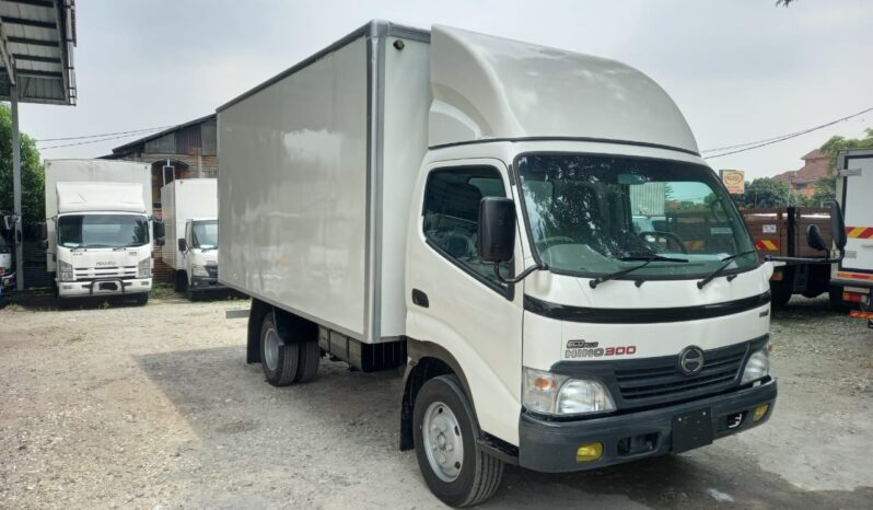 2012 Hino WU410R Fiber Box 14’6 full