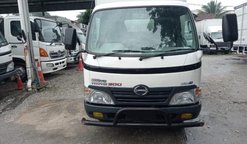 2011 Hino WU300R Alu Box 10’6 full