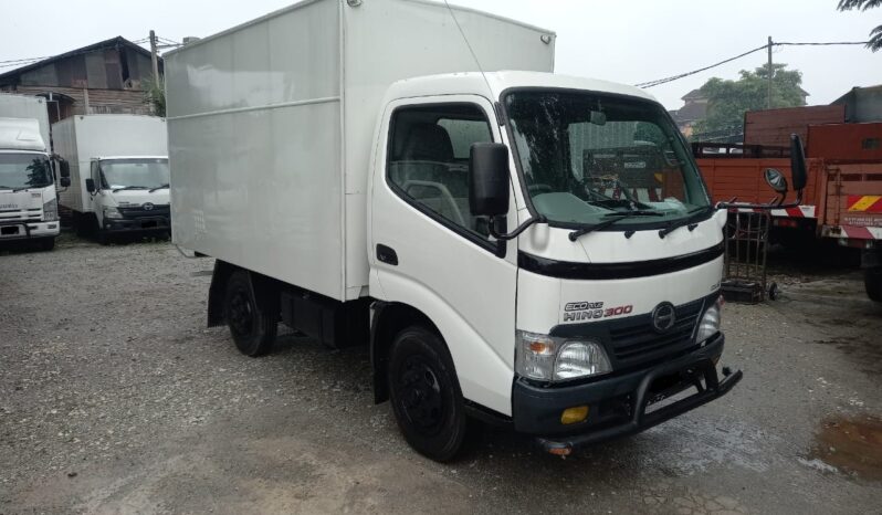 2011 Hino WU300R Alu Box 10’6 full