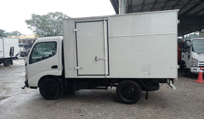 2011 Hino WU300R Alu Box 10’6 full