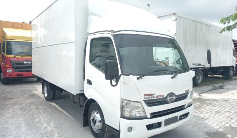 2016 Hino WU720R Aluminium Box 17′ full