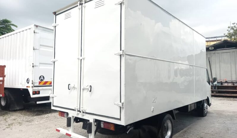 2016 Hino WU720R Aluminium Box 17′ full