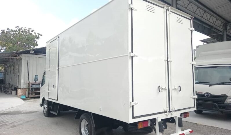 2016 Hino WU720R Aluminium Box 17′ full