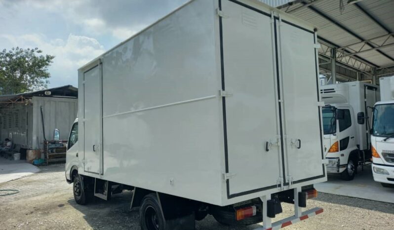 2011 Hino WU410R Aluminium Box  14’10 full