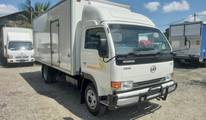 2016 Nissan UD YU41T5 Insulated Box 16′ full