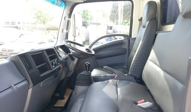 2018 Isuzu NLR77UEE Corrugated Box 10′ (1 LHS Door ) full