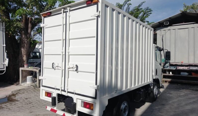 2018 Isuzu NLR77UEE Corrugated Box 10′ (1 LHS Door ) full