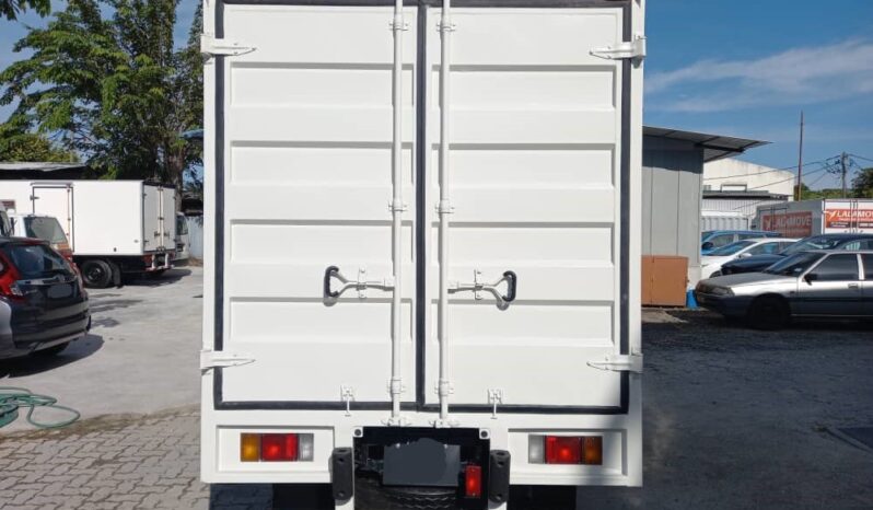 2018 Isuzu NLR77UEE Corrugated Box 10′ (1 LHS Door ) full