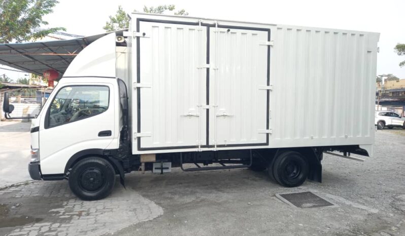 2010 Hino XZU423R Corrugated Box 16’9 (2 LHS Door) full