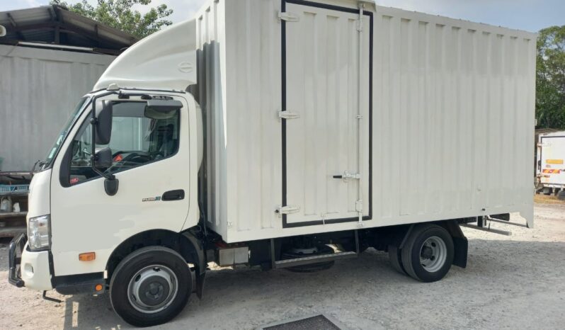 2021 Hino XZC710R Corrugated Box 15′ ( 1 LHS Door) Low Mile full