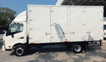 2018 Hino XZU720R FIBER BOX 16’9  (1 RHS Door & 4 LHS Door) full