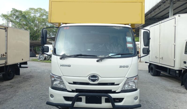 2022 Hino XZC710R Luton Box 15′ (1LHS DOOR) Low Mile full