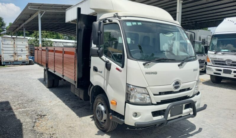 2022 Hino XZC710R (UBS ) Kargo Am 21’5 Top Condition full