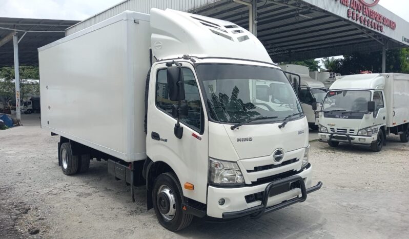 2023 Hino XZC730R Freezer Box 17′ (1 LHS Door) TipTop Condition full