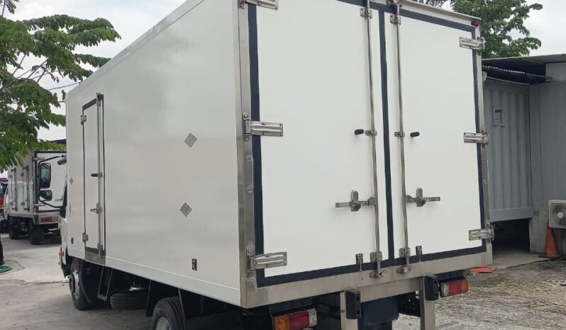 2023 Hino XZC730R Freezer Box 17′ (1 LHS Door) TipTop Condition full
