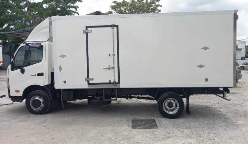 2023 Hino XZC730R Freezer Box 17′ (1 LHS Door) TipTop Condition full
