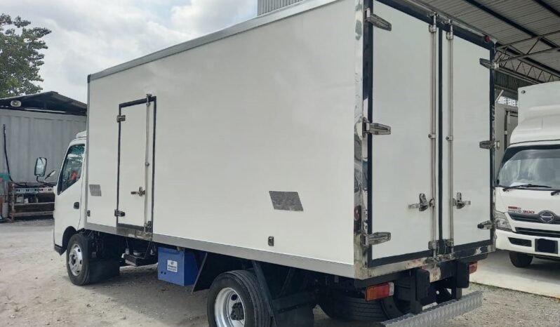 2016 Hino WU720R Freezer Box 16′ (1 LHS Door) (Temp -13C) full