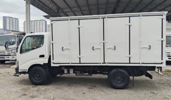 2015 Hino WU302R (UBS) Alu Box 13′ (4 LHS Door) full