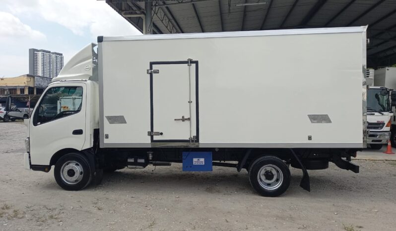 2016 Hino WU720R Freezer Box 16′ (1 LHS Door) (Temp -13C) full