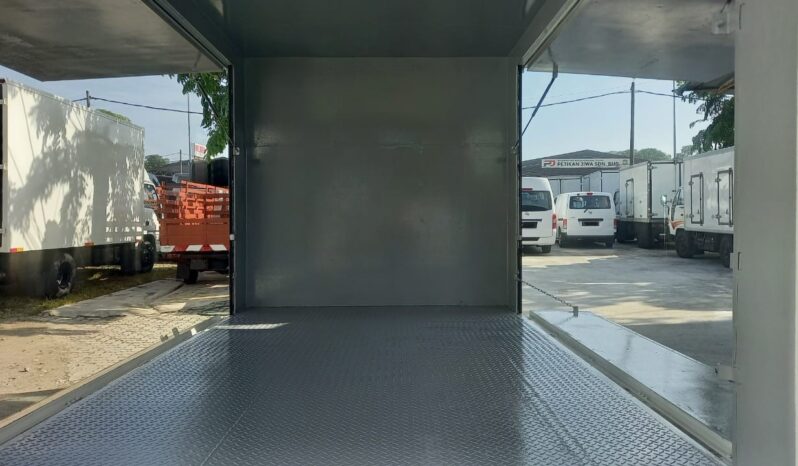 2018/19 Mitsubishi Fuso FE71PB Fiber Box 10’4 TipTop Low Mile !!! full