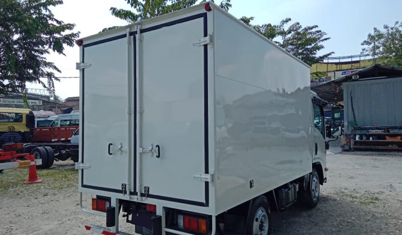 2023 Isuzu NLR85UEE Alu Box 10’4 (2 LHs Door) TipTop Condition full
