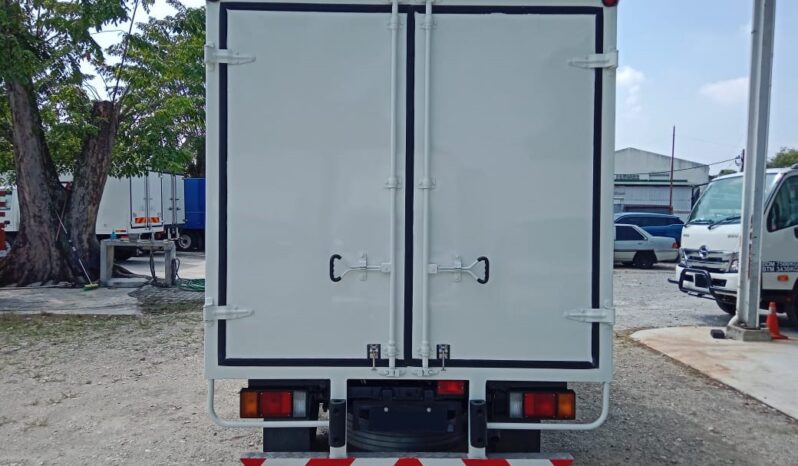2023 Isuzu NLR85UEE Alu Box 10’4 (2 LHs Door) TipTop Condition full