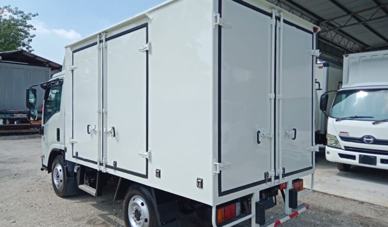 2023 Isuzu NLR85UEE Alu Box 10’4 (2 LHs Door) TipTop Condition full