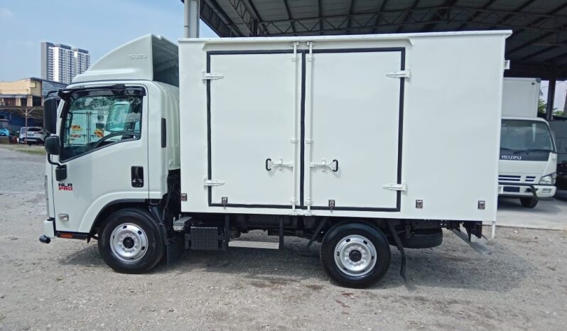2023 Isuzu NLR85UEE Alu Box 10’4 (2 LHs Door) TipTop Condition full