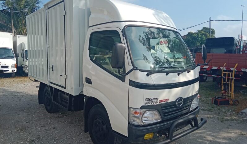 2011 Hino WU300R Corrugated Box 10’4 (1 RHS Door & 1 LHS Door) full