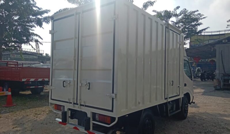 2011 Hino WU300R Corrugated Box 10’4 (1 RHS Door & 1 LHS Door) full