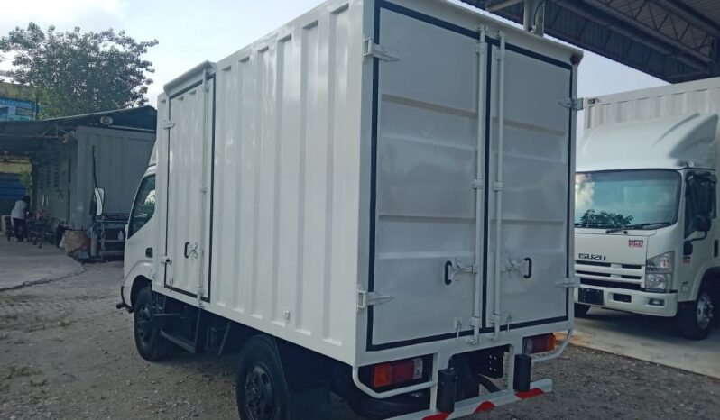 2011 Hino WU300R Corrugated Box 10’4 (1 RHS Door & 1 LHS Door) full