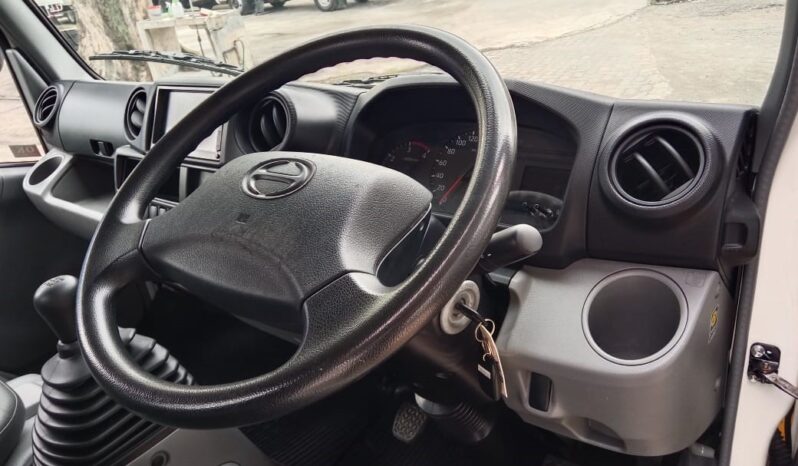 2023 Hino XZU600 Kargo Am 10’4 TipTop Condition full