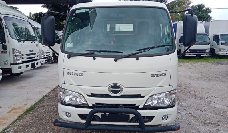 2023 Hino XZU600 Kargo Am 10’4 TipTop Condition full
