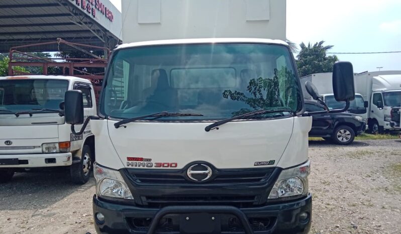 2012 Hino WU710R Aluminium Box 14’8 full