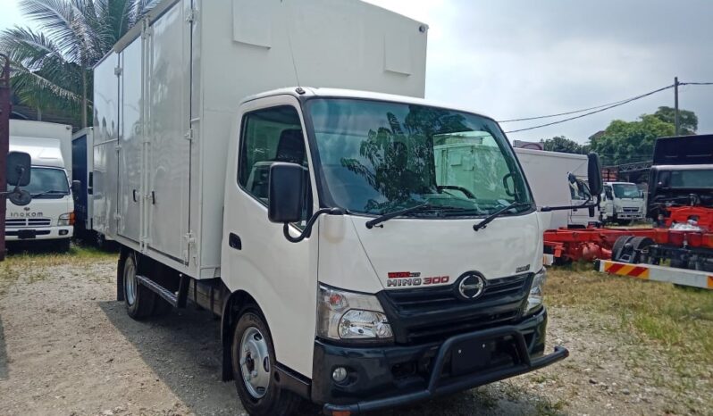 2012 Hino WU710R Aluminium Box 14’8 full