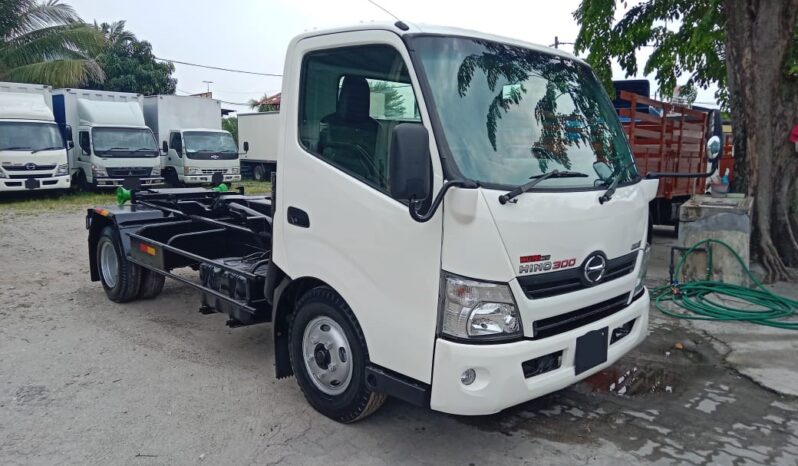 2012 Hino WU710R Amroll 12′ full