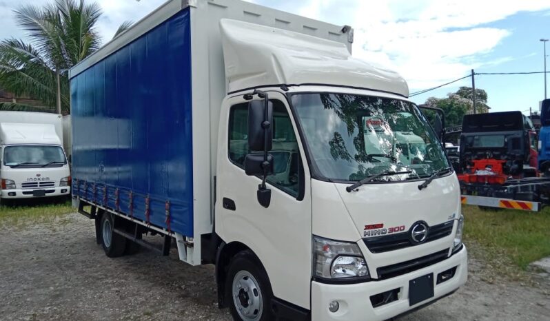 2016 Hino XZU720R Curtain Sider 17′ full