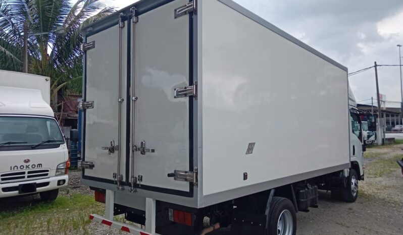 2018 Isuzu NPR81UKH FREEZER BOX 16′ (1 LHS Door) full