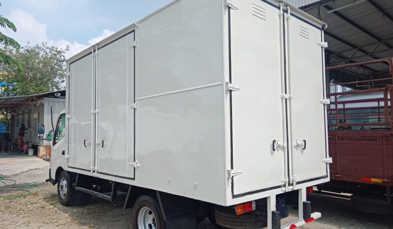 2012 Hino WU710R Aluminium Box 14’8 full