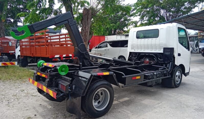 2012 Hino WU710R Amroll 12′ full