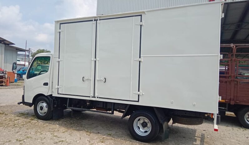 2012 Hino WU710R Aluminium Box 14’8 full
