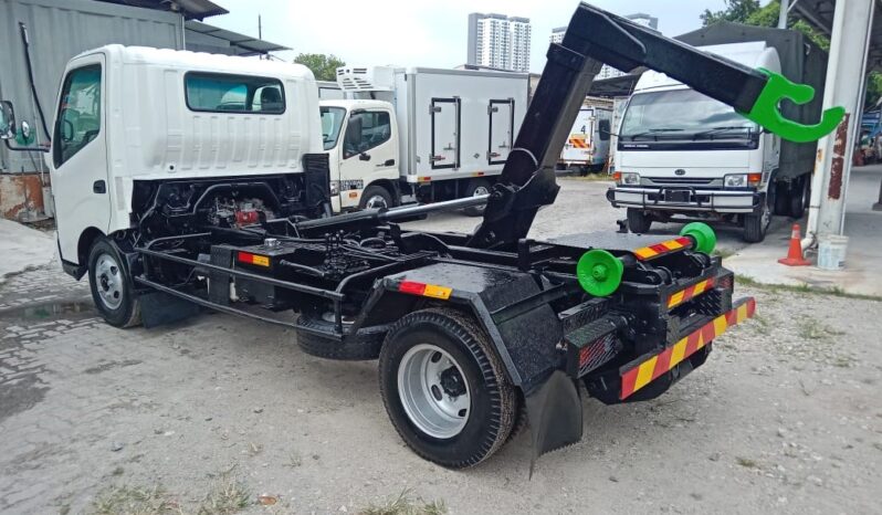 2012 Hino WU710R Amroll 12′ full