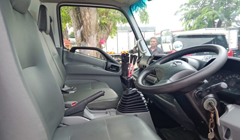 2012 Hino WU710R Amroll 12′ full