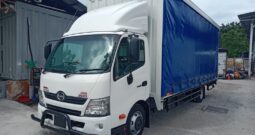 2017/18 HINO XZU710R (UBS) | CURTAIN SIDER BOX 21’7″