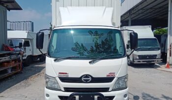 🚚 2017 HINO XZU720R | CORRUGATED BOX 17′ | 8 DOORS full