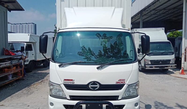 🚚 2017 HINO XZU720R | CORRUGATED BOX 17′ | 8 DOORS full