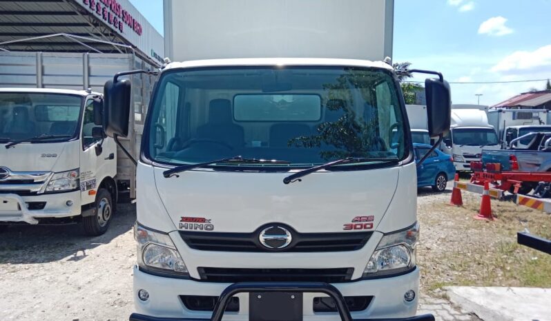 2018/19 Hino XZU710R Fiber Box 14’9 full