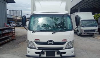 2017/18 HINO XZU710R (UBS) | CURTAIN SIDER BOX 21’7″ full