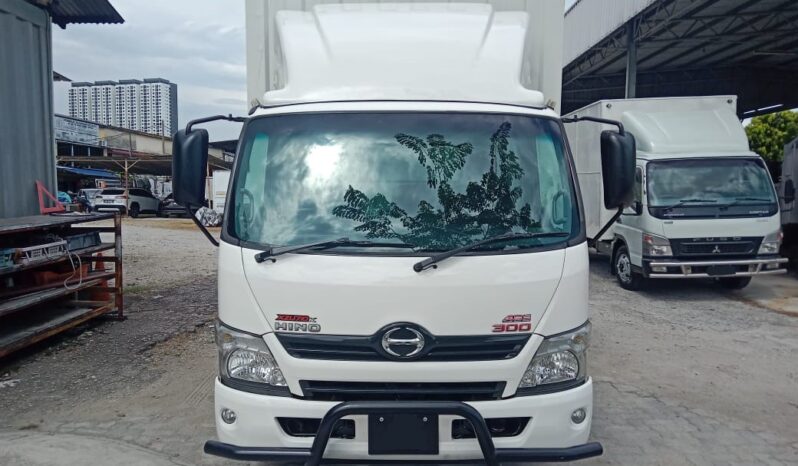 2017/18 HINO XZU710R (UBS) | CURTAIN SIDER BOX 21’7″ full