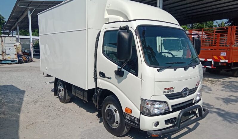 🚚 2020 HINO XZU600R | ALUMINUM BOX 10’4″ | LOW MILEAGE 36K KM full